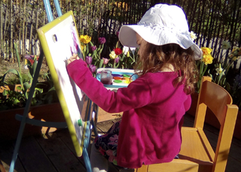 Peinture au jardin - Pédagogie Montessori